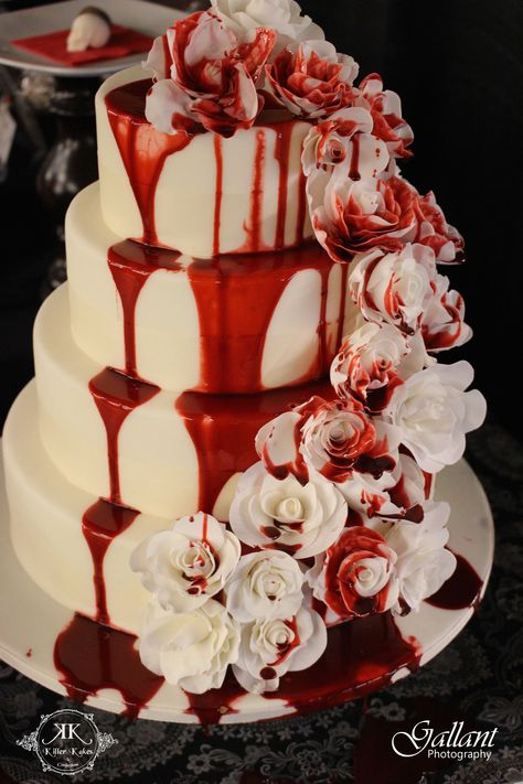 Creepy Wedding Cake, Scary Wedding Theme, Zombie Wedding Cake, Scream Themed Wedding, Black Red Wedding Cake, Wedding Cakes Gothic, Red Black Wedding Cake, Gothic Wedding Desserts, Alt Wedding Cake