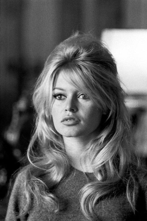 Lana Del Rey Hair Half Up, 1960s Style Icons, 60s Hair Curly, Peggy Core, Lana Del Rey Hair, Brigitte Bardot Hair, Bardot Bangs, Bardot Hair, Disco Hair