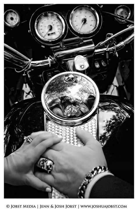 Motorcycle Wedding Pictures, Harley Davidson Kunst, Harley Davidson Cake, Harley Davidson Wedding, Bike Wedding, Motorcycle Wedding, Biker Wedding, Harley Davidson Gifts, Motos Vintage