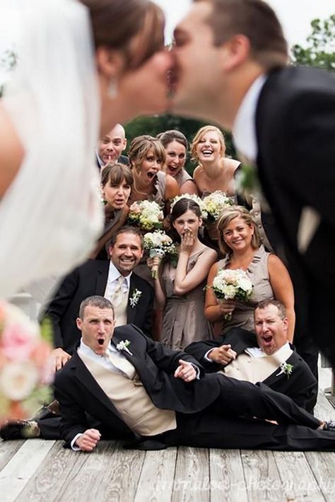 Groomsmen Ideas, Funny Wedding Pictures, Funny Wedding Photos, Creative Wedding Photo, Wedding Picture Poses, Pose Fotografi, Foto Tips, Wedding Photos Poses, Wedding Party Photos