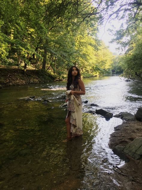 Instagram Nature Pictures, Nature Inspo Pics, Aesthetic Nature Photoshoot, Senior Pictures Hippy, Photo Shoot Ideas Nature, Earthy Photoshoot Nature, Poses For Pictures In Nature, Creek Picture Ideas, Senior Pictures In Water Rivers