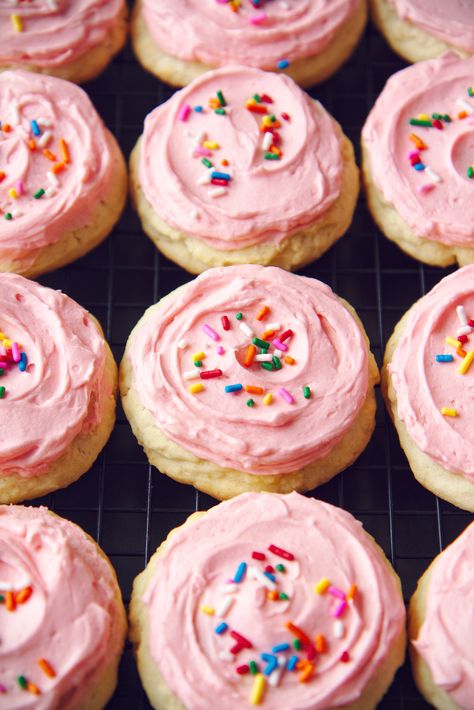 Lofthouse Style Sugar Cookies with fluffy frosting and lots of sprinkles!