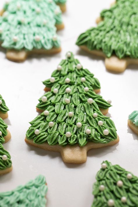 Buttercream Icing Cookie Decorating, Christmas Tree Cookies Decorated Buttercream, White Christmas Sugar Cookies, Frosted Christmas Cookies, Sugar Cookie Buttercream Frosting, Christmas Sugar Cookie Designs, Frosting Cookies, Cookies 2023, Pink And White Christmas