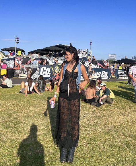 Govball Outfits 2023, Festival Outfits Alternative, Black Country Festival Outfit, Coachella Hippie Outfits, Strfkr Concert Outfits, Coachella Inspo Outfit, Festival Outfit Long Skirt, Black Lace Coachella Outfit, Chilly Festival Outfit