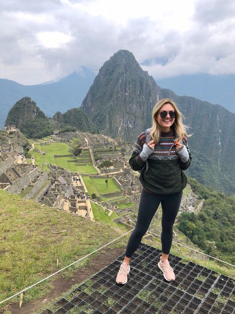 Remote Year travel blogger Jessica Sturdy of Bows & Sequins at Machu Picchu in Peru. Jessica is wearing matte black Le Specs Prince Aviator sunglasses, a Peruvian sweater, black Lululemon leggings, and Adidas Ultraboost sneakers. Wander Outfits, Peruvian Sweaters, Climbing Outfits, Black Lululemon Leggings, Walking Outfits, Hiking Outfit Women, Peru Travel, Lima Peru, South America Travel