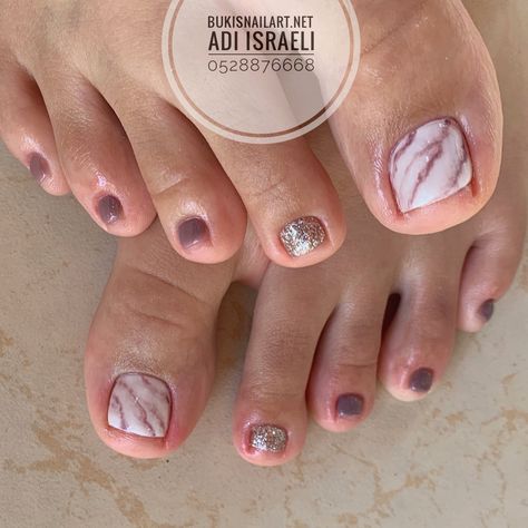 Marble Pedicure Designs, Marble Toe Nails, Marble Pedicure, Nail Art Pedicure, Art Pedicure, Bridesmaids Nails, Pedicure Nail Designs, Pretty Toe Nails, Marble Nail