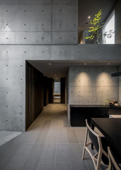 Brutalist Interior, Japanese Modern House, Concrete Interiors, Recessed Lights, Concrete Houses, Concrete Architecture, Concrete Walls, Japanese Architect, Concrete Home