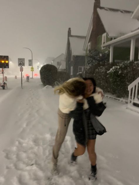 Best Friend Asthetic Pics, Stuff To Do In Winter With Friends, Things To Do In Winter With Friends, Winter Things To Do With Friends, Winter Best Friend Pictures, Winter With Friends, School In Winter, Christmas Pictures Friends, Snow Playing