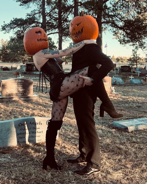 Boyfriend And Girlfriend Matching Halloween Costumes, Cute Couple Halloween Activities, Couple Poses For Halloween, Unique Couple Halloween Costumes Diy, Just Married Halloween Costumes, Halloween Picture Ideas For Couples, Couple Goal Halloween, Couples Halloween Shoot, Couple Scream Photoshoot