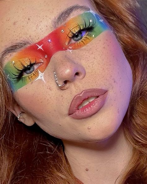 Rainbow Inspired Makeup, Full Face Colorful Makeup, Rainbow Makeup Tutorial, Extra Makeup Ideas, Make Up Looks Crazy, Colourful Makeup Ideas, Carnival Makeup Ideas Easy, Makeup Ideas Colorful Creative, Colorful Make Up