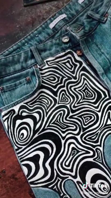 Clothes Life Hacks, Custom Jeans Diy, Denim Diy Clothes, Diy Pants, Painted Clothes Diy, Denim Art, Diy Clothes And Shoes, Diy Vetement, Diy Clothes Design