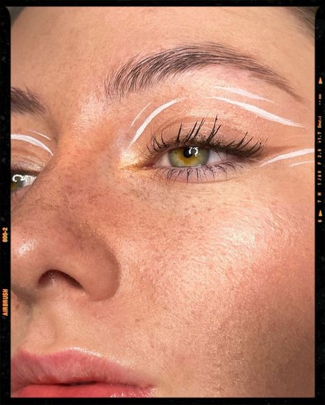 Makeup Inspiration White Eyeliner Eyeshadow Looks, Aesthetic White Eyeliner, Graphic Eyeliner Almond Eyes, Ideas For White Eyeliner, Eye Makeup Line Art, Natural Makeup With White Eyeliner, White Graphic Liner Hooded Eyes, White Eyeliner Looks Alt, White Graphic Liner Looks