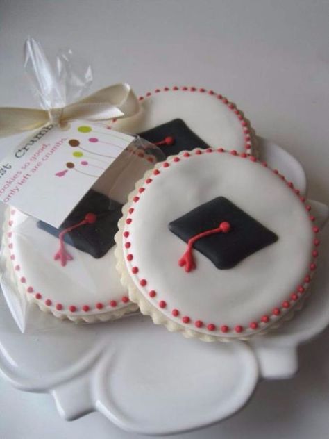 Graduation Caps Decorated, Graduation Treats, Cookie Party Favors, Graduation Party Foods, Graduation Cupcakes, Graduation Cookies, Cookie Favors, Graduation Caps, Cakes And Cupcakes