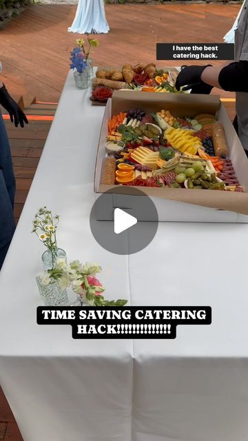 Mallory Files | Ozark Charcuterie on Instagram: "Comment ‘box’ and I’ll send you the link to these boxes!  You can use any bakery box to do this ❤️  In the box I lay down parchment paper and then butcher paper. It protects the table cloth/table. Your clients will thank you later! - - - #catering #cateringservice #cateringhack #cateringtips #cateringservices #foodevent #cateringevent #cateringlife #cateringevents #foodstyling #foodevents #nwa #northwestarkansas" Transport Charcuterie Board, Charcuterie Business Ideas, Graze Box Ideas, Charcuterie Box Ideas, Charcuterie Paper, Charcuterie Board Display, Graze Boxes, Charcuterie Box, Catering Platters