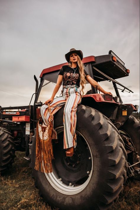 Photoshoot Ideas Long Dress, Tractor Photoshoot, Western Photoshoot Outfits, Farm Photoshoot Ideas, Western Senior Picture Ideas, Western Fashion Photoshoot, Rustic Photoshoot, West Desperado, Farm Photoshoot