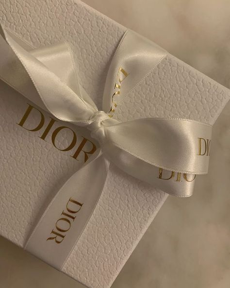 Dior Aesthetic Wallpaper, Dior Wallpaper, Dior Aesthetic, Dior Girl, Cream Aesthetic, Gold Aesthetic, Luxury Aesthetic, Classy Aesthetic, Foto Art