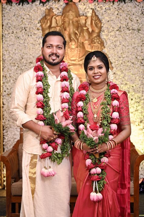 Kerala Hindu Wedding Photos, Wedding Malai Design Lotus, Kerala Wedding Couple, Jaimala Designs, Wedding Kerala, Hindu Wedding Photos, Lotus Wedding, Wedding Couple Cartoon, Sacred Lotus