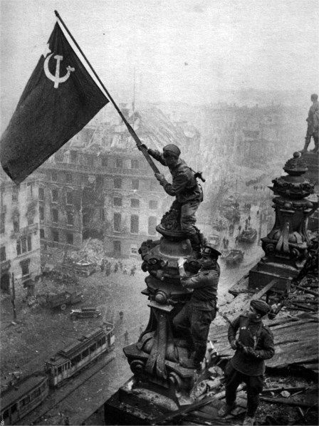 russen in berlin Más Soviet Flag, Perang Dunia Ii, Army Soldiers, Wwii Photos, Soviet Art, Russian History, Historic Photos, Army Soldier, المملكة العربية السعودية