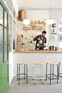 Hotspot Koffie Leute Utrecht 초록색문 > 빨간문 Breakfast Bar Against Wall, Bar Against Wall, Coffee Interior, Small Coffee Shop, Design Café, Cafe Shop Design, Small Cafe, Coffee Shops Interior, Bar Interior