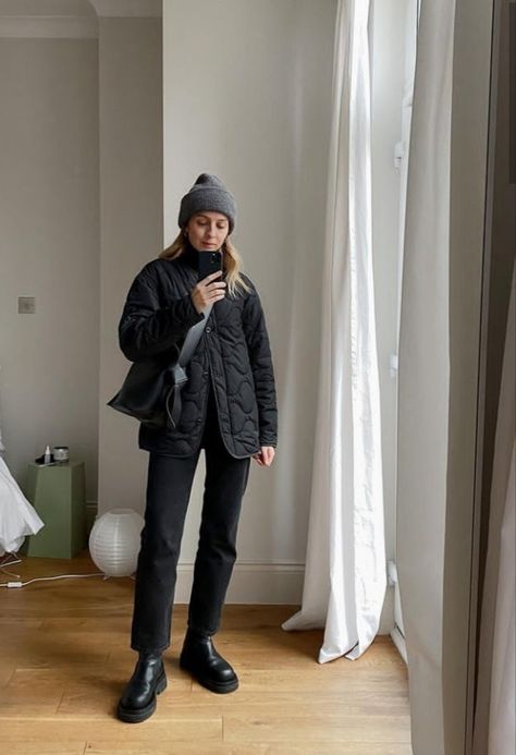 New York Rain Outfit Rainy Days, City Fall Aesthetic Fashion, Effortless Wedding Guest Outfit, Casual Outfits Scandinavian, Winter Outfits Scandinavian Street Styles, Blundstone Professional Outfit, Australian Fall Fashion, Dressy Causal Outfits Women, Casual Crossbody Bag Street Styles