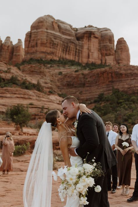 Looking to have a Sedona elopement? Well then you're definitely going to need to know how to navigate the Sedona Shuttle. Here is an in-depth guide on how to navigate the Sedona shuttle for an easy and stress-free Sedona Arizona elopement! Photographed by Arizona Elopement Photographer, By Kristen Marie Az Elopement, Sedona Wedding Dress, Az Wedding, Arizona Wedding Dress, Wedding In The Desert, Arizona Wedding Colors, Destination Wedding Elopement, Arizona Wedding Ideas, Eloping Photography