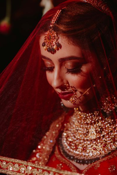 Wedding Indian Photoshoot, Wedding Bridal Shoot, Aesthetic Indian Wedding Photography, Indian Wedding Shoot Poses, Poses For Bridal Photoshoot, Dulhan Photo Pose, Wedding Bridal Photoshoot, Bridal Photoshoot Poses Indian, Bridal Photography Poses Indian