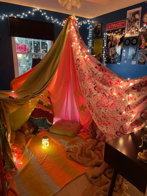 Off The Floor Bed, Giant Blanket Fort, Fort In Bedroom, Safe Space Room Ideas, Camping Indoors Kids, Childhood Room Aesthetic, Bedroom Tent Ideas, Blanket Fort Bedroom, Den Ideas For Kids Blanket Forts