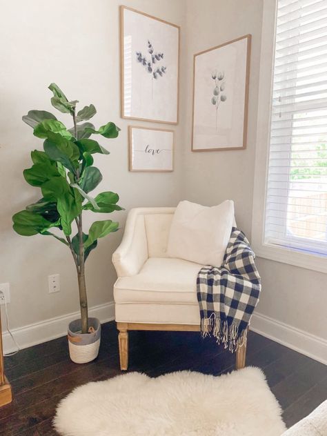 Family Room Reading Nook, Minimalist Corner Decor, Decorate A Corner In Living Room, Corner Accent Chair Living Room, Corner Of Room Ideas Living Room, Corner Wall Decor Living Room, Bedrooms Corner Ideas, Living Room Reading Area, Corner Chair Ideas Bedroom