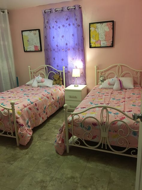 Bedroom For Two Sisters, Sisters Shared Bedroom, Sisters Bedroom Ideas, Sibling Bedroom, Twin Girl Bedrooms, Sister Bedroom, Bed For Girls Room, Ideas Cuarto, Twin Girl