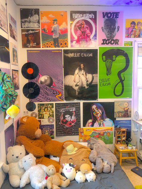 Billie Eilish Themed Room, Billie Eilish Room Aesthetic, Billie Eilish Bedroom Ideas, Billie Eilish Room Ideas, Billie Eilish Room Decor Ideas, Billie Eilish Room, Billie Poster, Swing Chair Bedroom, Billie Core