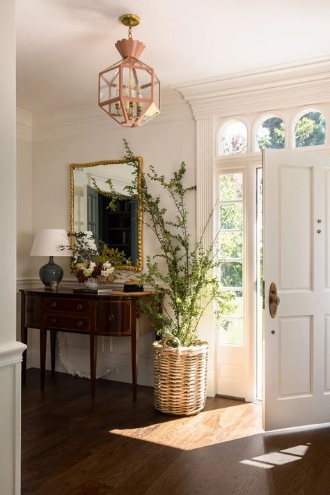 How to Make an Entrance, Whether You Have a Real Foyer or Not - The New York Times Long Living Room, Home Refresh, Southern Traditional, Foyer Decor, Casa Vintage, Décor Diy, I Design, Interior Design Firms, House Inspo