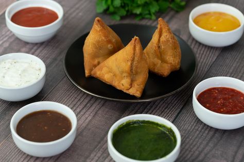 Samosa Dipping Sauce, Samosa Sauce, Punjabi Samosa, Potato Stuffing, Vegetable Samosa, Samosa Chaat, Garlic Chutney, Tamarind Sauce, Samosa Recipe