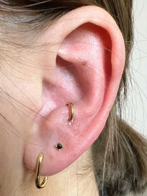 Mid Helix Piercing Ideas, Ear Setup, Ušný Piercing, Vibe Outfits, Pretty Piercings, Danty Jewelry, Orbital Piercing, Anti Tragus Piercing, Tragus Ring