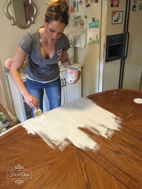 A woman spends $50 to update her kitchen table—look at how amazing it is now! Diy Farm Table, Painted Kitchen Tables, Cottagecore Kitchen, Kitchen Table Makeover, Farm Tables, Furniture Rehab, Table Makeover, Refurbished Furniture, Kitchen Paint