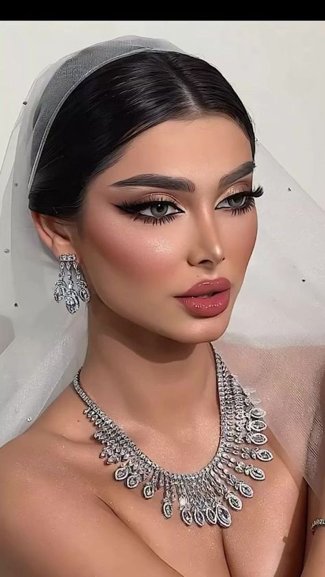 Janlucy MELO Makeup on Reels Fashion Killa Summer, Makeup Looks Bridal, Makeup Engagement, Makeup For Wedding, Best Long Lasting Lipstick, Glam Bride Makeup, Iconic Makeup, Vogue Makeup, Black Smokey Eye Makeup