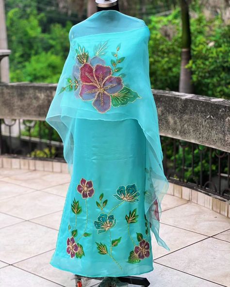 Chandni 🌸 Hibiscus florals handpainted on a sea blue tissue satin kurta. Accompanied by a pure silk organza dupatta and plain tissue satin bottom. Kurta and dupatta are adorned with sequins, pearls, cutdana, pitta and zari work makes this ensemble the epitome of regal allure. Fabric and colors can be customised. . . . Shop now @inaayatbyaastha . . . #inaayatbyaastha #handpaintedsuit #handpaintedclothing #handpaintedsuitsanddupattas #festivecollection #indianwear #floralsuit #bridalwear #i... Satin Kurta, Painted Dupatta, Kurta And Dupatta, Hand Painted Dress, Fabric Paint Designs, Hand Painted Clothing, Dress Art, Design Clothes, Painting Designs