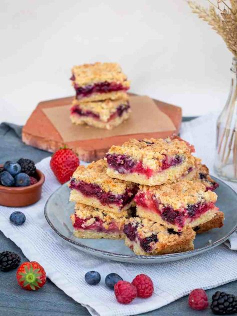 Crumbars aux Fruits Rouges (Carrés de Crumble) - Free The Pickle Dessert Fruits Rouges, Dessert Mini, Fruit Crumble, High Carb Foods, Crumble Cake, Crumble Bars, Dessert Aux Fruits, Sweet Recipes Desserts, Coffee Dessert