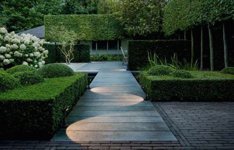 Alternate side lighting: having the lights up higher makes this lovely arch of lights that accent the walk, love this concept. Bollard Design, Moderne Have, Walkway Lighting, Landscape Lighting Design, Outdoor Path, Outdoor Path Lighting, Outdoor Landscape Lighting, Garden Walkway, Backyard Lighting