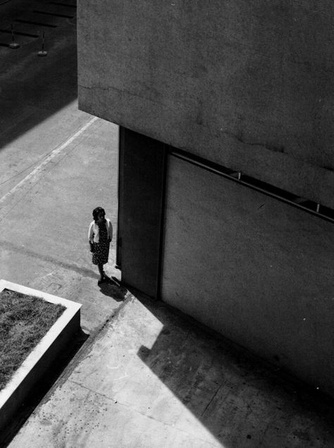 Michelangelo Antonioni's LA NOTTE (1961). Michelangelo Antonioni, Pier Paolo Pasolini, Jeanne Moreau, Film Images, Movie Shots, Film Inspiration, Black And White Film, Movie Stills, Art Films