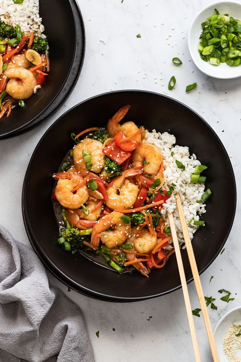 Make this easy shrimp stir fry recipe for a quick dinner that's ready in just 20 minutes! It's made with a flavorful homemade stir fry sauce and tons of fresh veggies that you can absolutely mix and match - so customizable! Easy Shrimp Stir Fry, Chinese Stir Fry Sauce, Stir Fry Dinner, Shrimp Stir Fry Recipe, Healthy Low Calorie Dinner, Stir Fry Shrimp Recipes, Homemade Stir Fry Sauce, Homemade Stir Fry, Slow Cooker Teriyaki