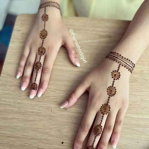 Easy Mehendi Designs Fingers, Very Minimal Mehendi, Small And Easy Mehendi Designs, Easy And Aesthetic Mehendi Designs, Minimal Mehendi Back Hand, Aesthetic Small Mehndi Designs, Mehndi Designs For Small Kids, Simple And Minimal Mehndi Designs, Wedding Guest Mehendi Design