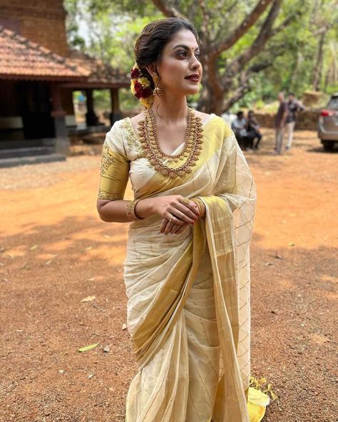 Anusree In Kerala Saree, Kerala Sarees Traditional, Latest Kerala Saree Trends, Kasavu Saree Blouse Designs Latest, Onam Saree Jewellery, Wedding Set Saree Kerala, South Indian White And Gold Saree, Bridal Kerala Saree, Anusree In Saree