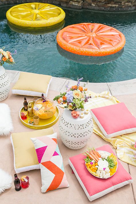 Tips for Planning the Perfect Pool Party / Outdoor Entertaining / Summer Entertaining / Pool Party / Fun Party Ideas / Cocktail Recipes / Appetizers Poolside Birthday Party Ideas, Palm Springs Party Theme, Palm Springs Pool Party, Retro Pool Parties, Pool Party Themes, Summer Bash, Poolside Party, Orange Party, Fiesta Tropical