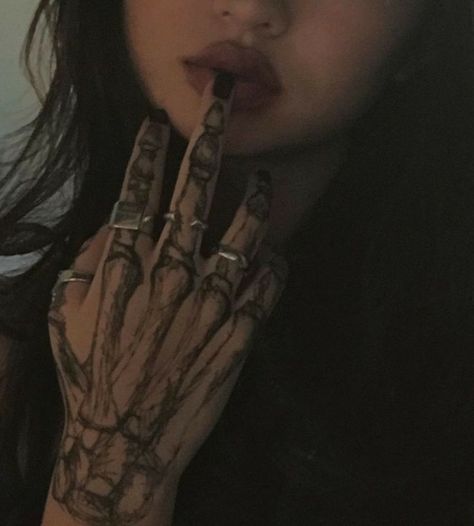 Female Tattoos Aesthetic, Skeleton Hand Tattoo Girl, Bone Fingers Tattoo, Goth Side Tattoo, Arm Bones Tattoo, Tattoo Bones Hand, Cute Tattoos To Draw On Yourself, Dark Feminine Tattoo Aesthetic, Goth Back Tattoo Women