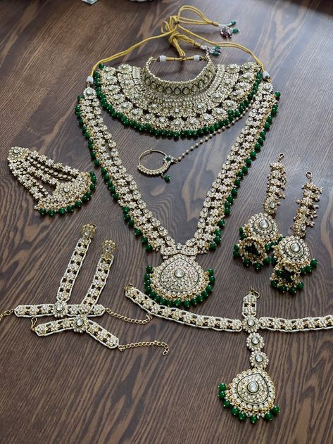 DesignByShivani - Etsy Bridal Things, Quinceanera Jewelry, Bridal Jewelry Sets Brides, Bridal Jewellery Inspiration, Kundan Jewellery Bridal, Bridal Necklace Designs, Kundan Choker, Engagement Dress, Jewelry Set Design