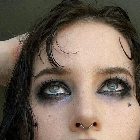 Grunge Makeup For Round Eyes, Glitter Emo Makeup, Makeup With Stars Stamp, Messy Punk Makeup, Cool Eye Makeup Ideas, Messy Glitter Eye Makeup, Messy Makeup Aesthetic Grunge, Smudgy Eyeliner Grunge, Messy Goth Makeup