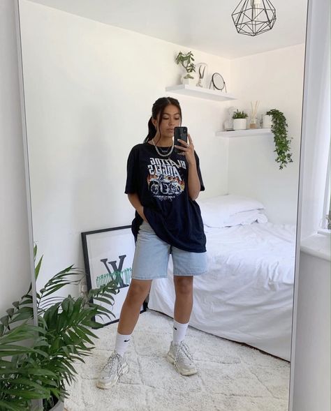 Long Basketball Shorts Outfits Women, Streetwear Fashion With Shorts, Bermuda Shorts And Tshirt Outfit, Oversized Jean Shorts Outfit Women, Oversized Jorts Summer Outfits, Street Wear Summer Outfits Tomboy, Streetwear Outfit Shorts, Shorts And Big Tshirt Outfit, Tom Boyish Outfits Summer