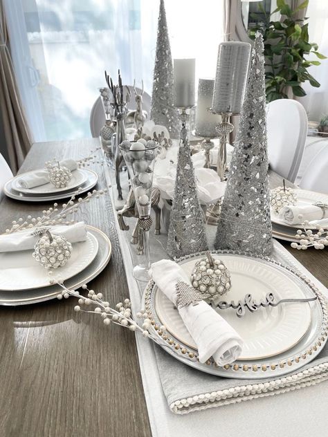 White And Silver Tablescapes, White And Silver Christmas Tablescapes, White And Silver Christmas Table Decor, Gray And White Christmas Decor, Silver And White Christmas Table Decor, Christmas Table Settings Silver, Silver And White Table Setting, Silver Christmas Table Settings, Silver Christmas Table Decorations