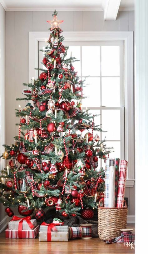 Classic Red Christmas Tree Unique Christmas Trees, Christmas Tree Inspiration, Red Christmas Tree, Traditional Christmas Tree, Cool Christmas Trees, Beautiful Christmas Trees, Christmas Tree With Gifts, Vintage Christmas Tree, Noel Christmas