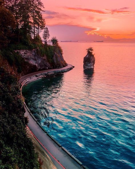 Missing summer. [📷:@tylersjourney] #vancouver #yvr #explorecanada Vancouver Wallpaper, Vancouver Beach, August Moon, Canada Landscape, Island Wallpaper, Beautiful Cities, Explore Canada, Beautiful Sites, Most Beautiful Cities